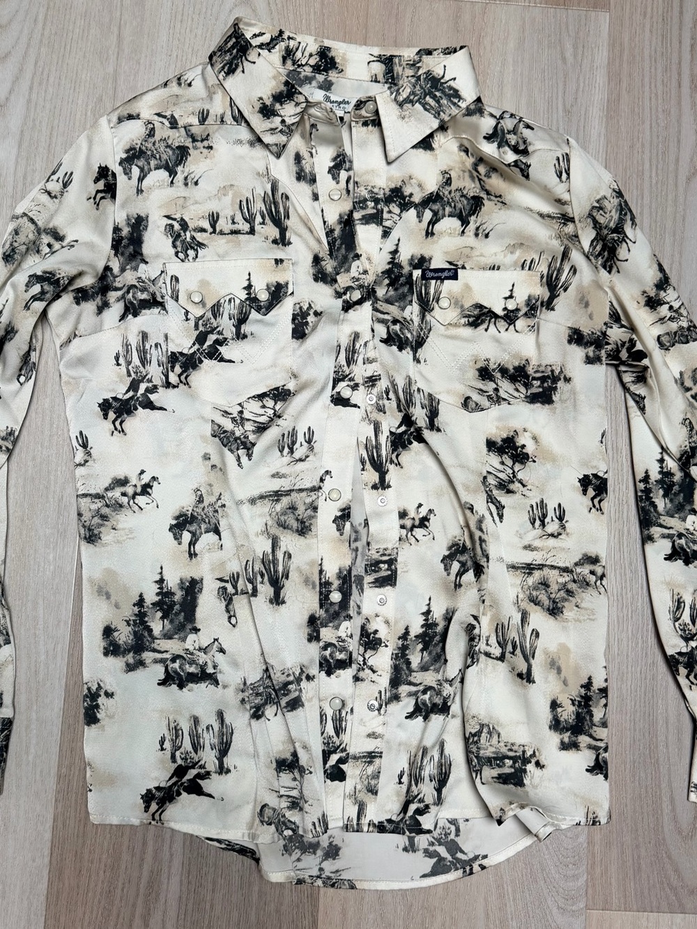 Wrangler women’s Ivory and Black Western Print Button-Down Shirt silky